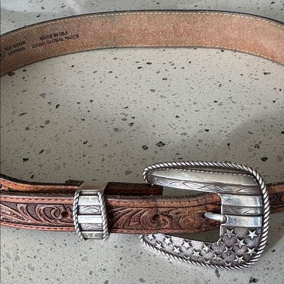 Justin Brown Leather Belt Silver-Tone Buckle USA Flag Western Embossed Size 34 - Picture 9 of 13